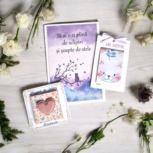 Magnet lemn 5x5cm cu inimioară roz pastel într-un set cadou handmade cu semn de carte și felicitare