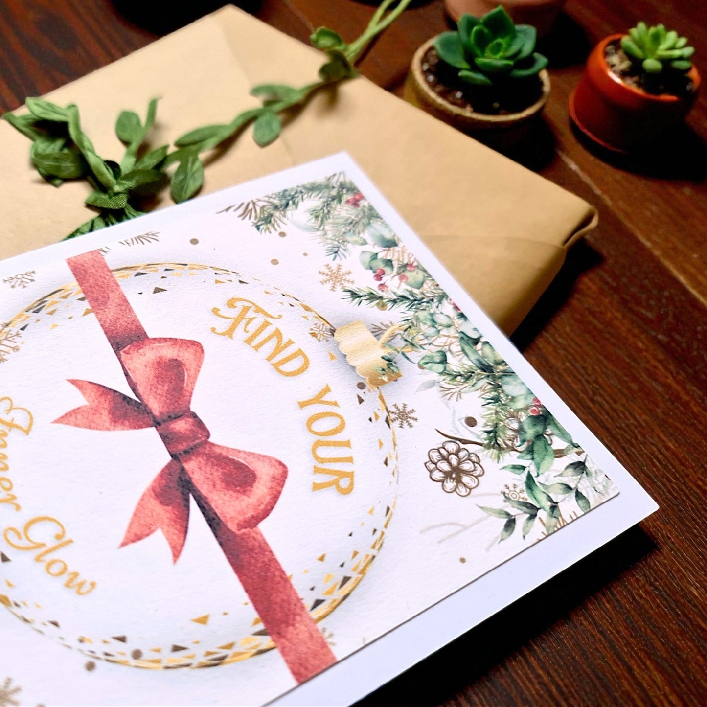 detaliu felicitare hndmade pentru craciun cu funda rosie si glow cu mesaj