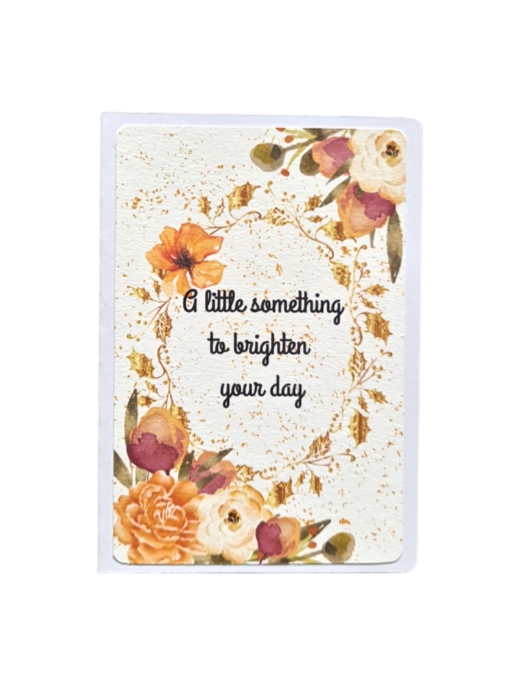 Felicitare handmade stil floral vintage cu flori delicate, mesaj "A Little Something to Brighten Your Day", ideală pentru a aduce zâmbetul pe buze cu o ocazie specială sau fără motiv.