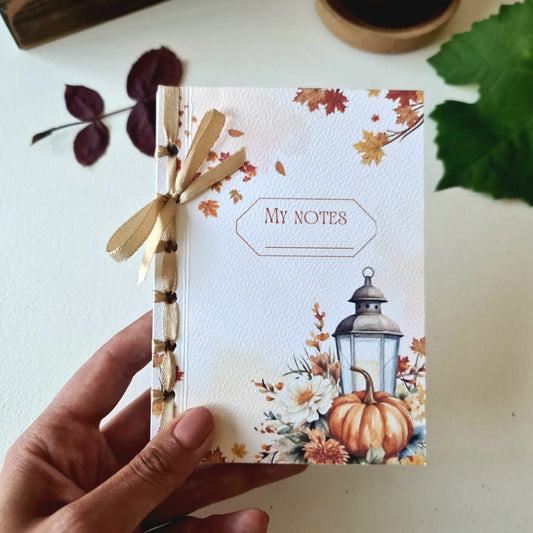 Detaliu al copertei texturate și ilustrației de toamnă de pe un notepad handmade