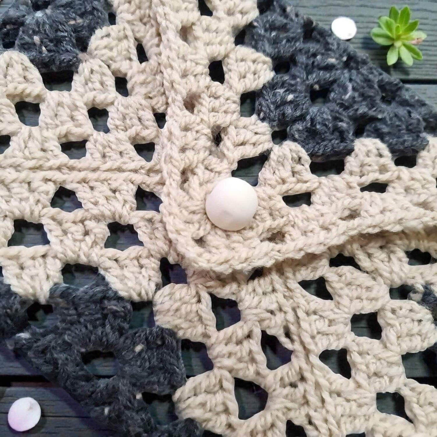 Husă de carte handmade, croșetată unicat crem, perfectă pentru cititori, colecționari de semne și accesorii de lectură în România.