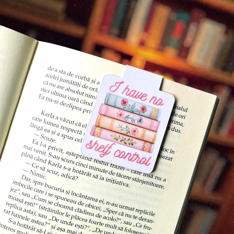 Semn de carte Bookish cu mesaj "I Have No Shelf Control", ilustrat cu un teanc de cărți în nuanțe roz pastel, ideal pentru iubitorii de lectură și colecționarii de cărți.