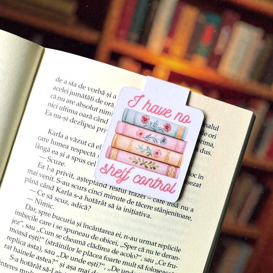 Semn de carte Bookish cu mesaj "I Have No Shelf Control", ilustrat cu un teanc de cărți în nuanțe roz pastel, ideal pentru iubitorii de lectură și colecționarii de cărți.