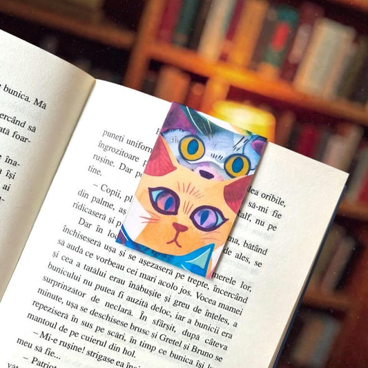 Semn de carte Bookish magnetic cu ilustratie două pisici colorate cu ochi mari și mirați, ideal pentru iubitorii de lectură și colecționarii de semne de carte din România.