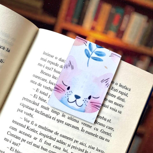 Semn de carte Bookish magnetic cu ilustratie pisica roz pal, perfect pentru iubitorii de lectură, colecționari de semne de carte și cititorii pasionați din România.