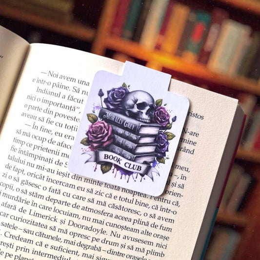 Semn de carte Bookish cu mesaj "Morally Grey Book Club", ilustrat cu craniu peste un teanc de cărți și trandafiri mov, potrivit pentru cititorii pasionați de povești complexe și întunecate.