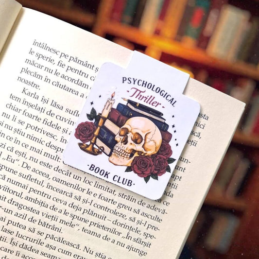 Semn de carte Bookish cu mesaj "Psychological Thriller Book Club", ilustrat cu craniu, cărți și lumânare, ideal pentru pasionații de thrillere psihologice.