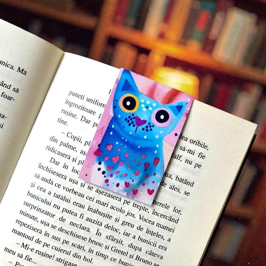 Semn de carte magnetic cu ilustratie pisica albastră cu ochi de culori diferite și inimioare, ideal pentru iubitorii de lectură, colecționarii de semne de carte și cititorii pasionați din România.
