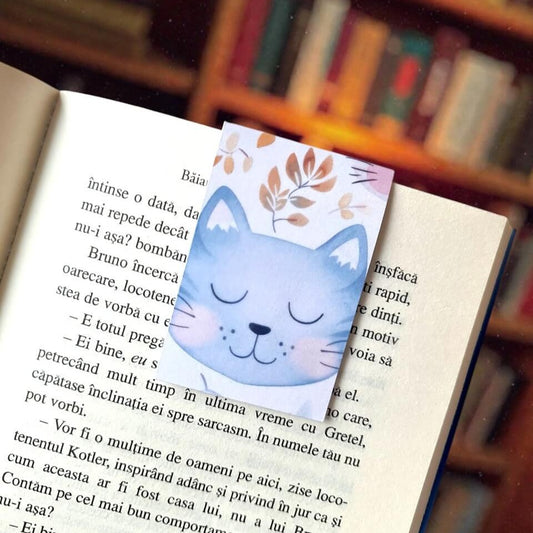 Semn de carte magnetic cu ilustratie pisica bleu, perfect pentru iubitorii de lectură, colecționarii de semne de carte și cititorii pasionați din România.