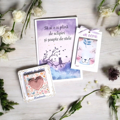 Magnet lemn 5x5cm cu inimioară roz pastel într-un set cadou handmade cu semn de carte și felicitare