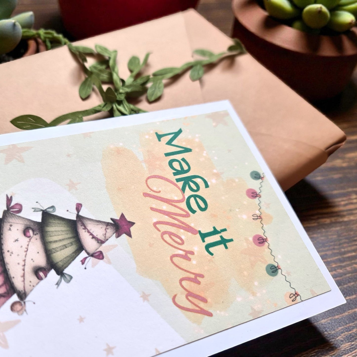 detaliu felicitare handmade de craciun cu ilustrie brad impodobit si mesaj