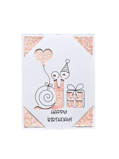 Felicitare handmade Happy Birthday cu ilustrație drăguță de melc pe fundal roz, cadou original pentru copii sau iubitorii de animale.