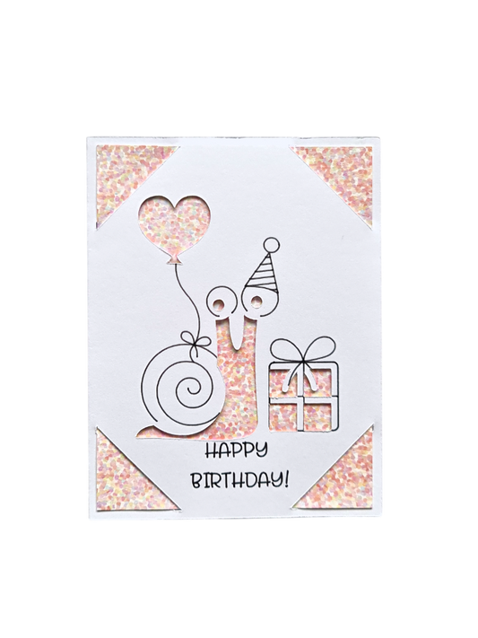 Felicitare handmade Happy Birthday cu ilustrație drăguță de melc pe fundal roz, cadou original pentru copii sau iubitorii de animale.