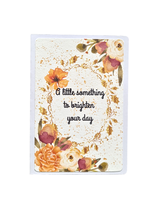 Felicitare handmade stil floral vintage cu flori delicate, mesaj "A Little Something to Brighten Your Day", ideală pentru a aduce zâmbetul pe buze cu o ocazie specială sau fără motiv.