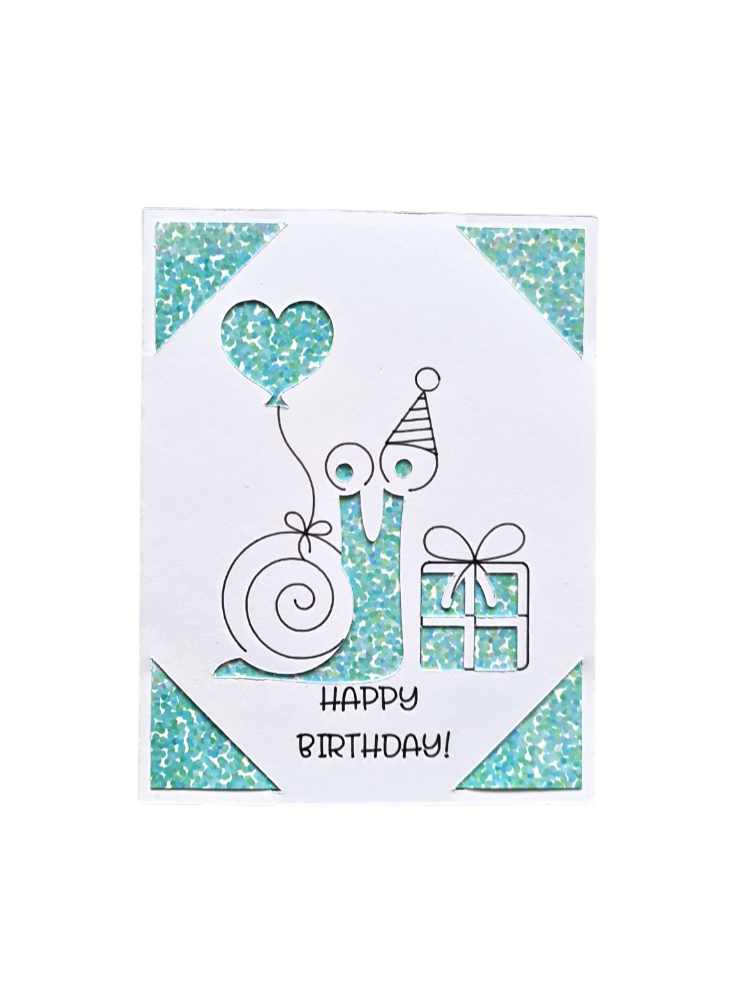 Felicitare handmade cu melc simpatic pe fundal bleu deschis, mesaj Happy Birthday, cadou unicat pentru băieți sau fani de craft.