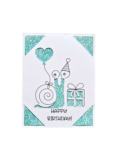 Felicitare handmade cu melc simpatic pe fundal bleu deschis, mesaj Happy Birthday, cadou unicat pentru băieți sau fani de craft.