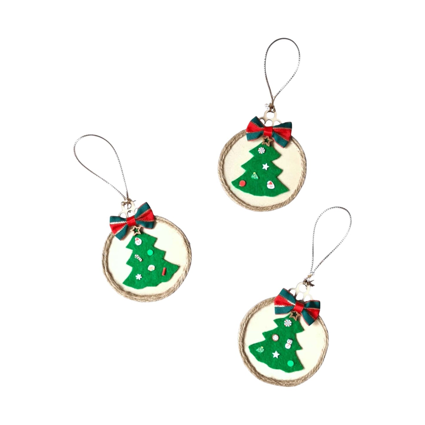 Glob din lemn handmade cu brăduț din fetru, diametru 7 cm – decor unic de Crăciun pentru brad sau cadouri