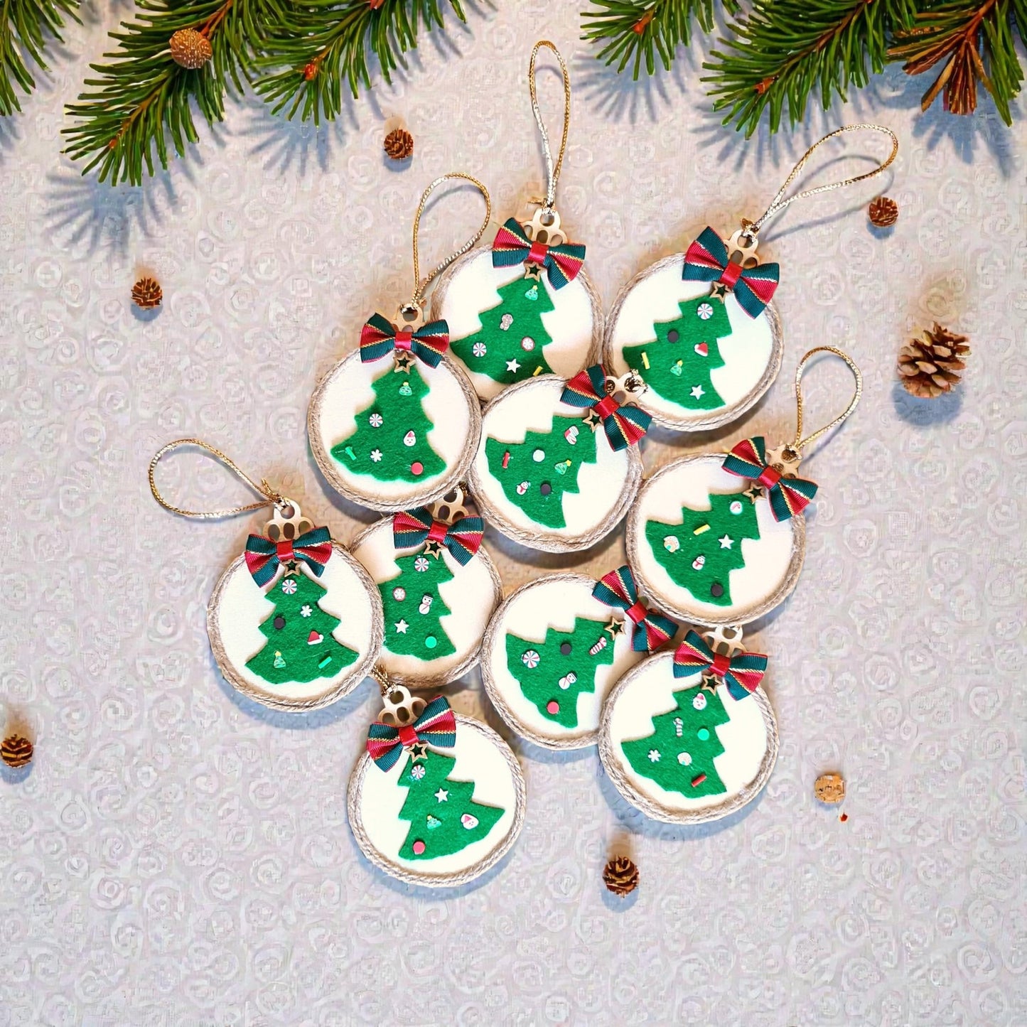 Glob de lemn handmade pentru cadou de Crăciun – decor original și unic cu brăduț din fetru aplicat