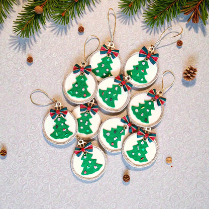 Glob de lemn handmade pentru cadou de Crăciun – decor original și unic cu brăduț din fetru aplicat