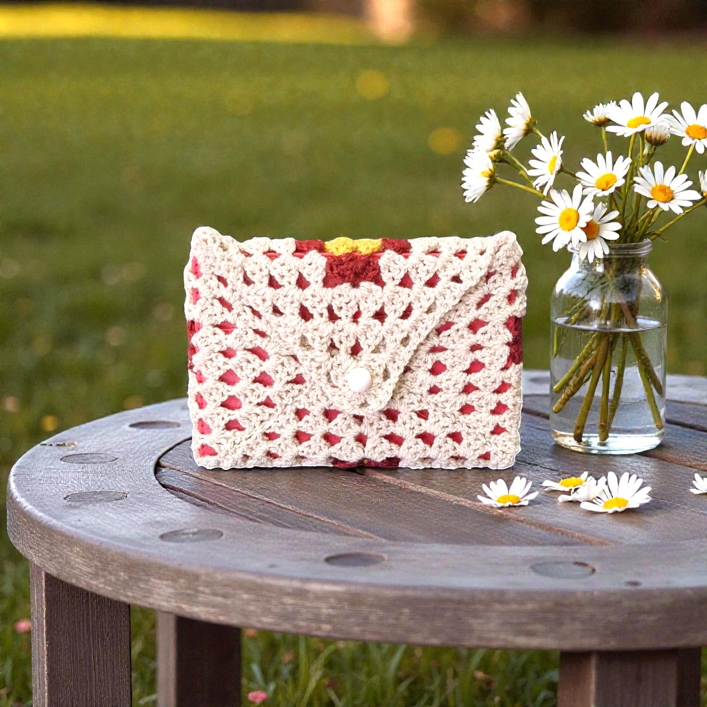 Husă unicat croșetată manual, model romb, culori crem, burgund și galben, potrivită pentru carte sau agendă A5.