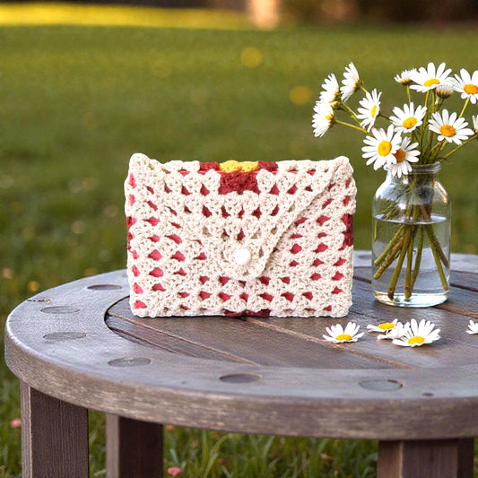 Husă unicat croșetată manual, model romb, culori crem, burgund și galben, potrivită pentru carte sau agendă A5.