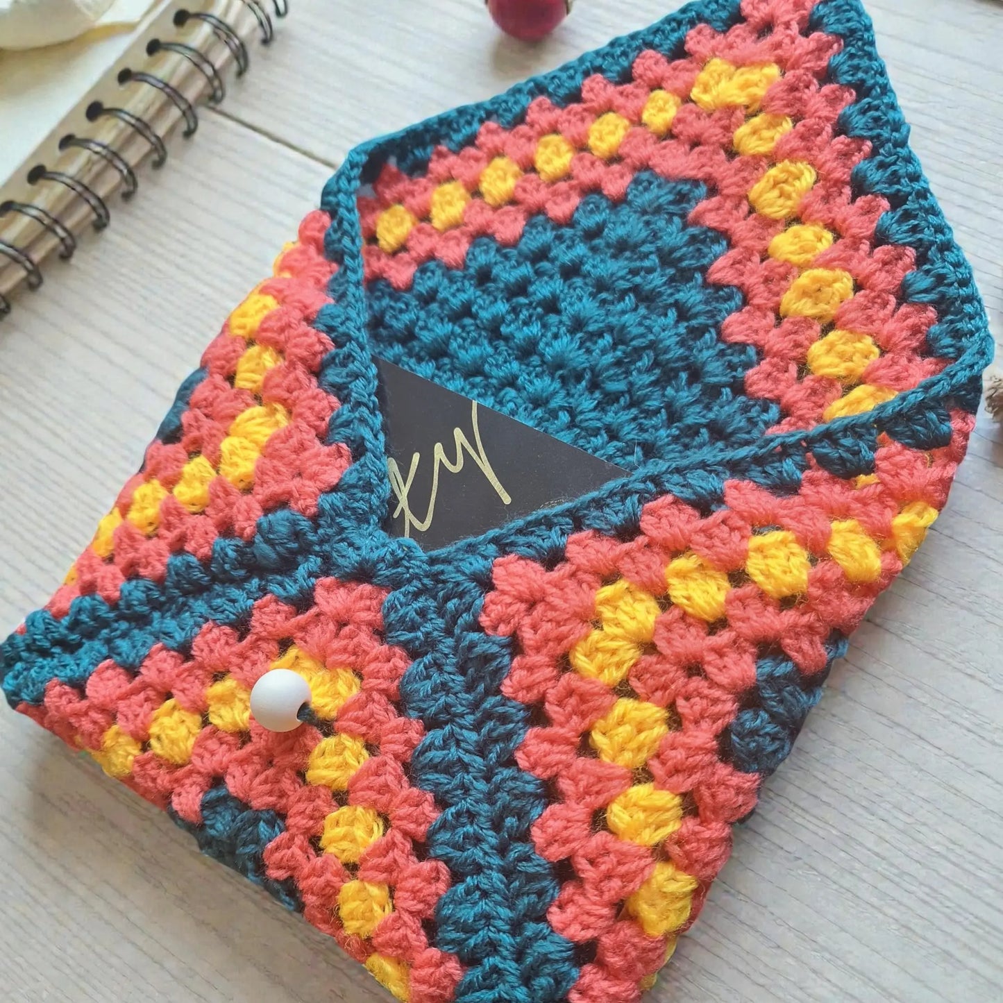 Husă croșetată manual, turcoaz-portocaliu-galben, accesoriu unicat pentru lectură