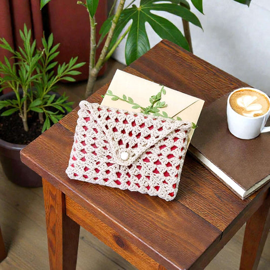 Husă de carte unicat croșetată crem, handmade, perfectă pentru cititori și cadouri creative pentru iubitorii de lectură din România.