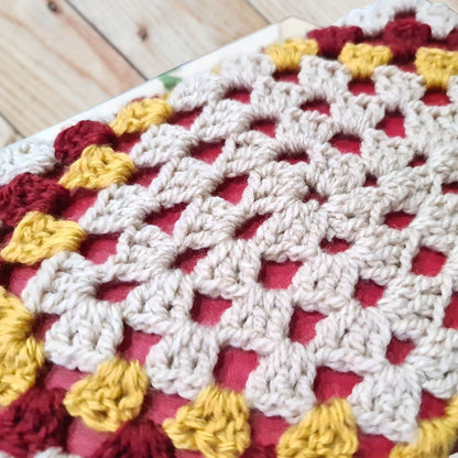 Husă de carte croșetată cu model romb, crem, galben și roșu burgund, accesoriu de lectură handmade, unicat, ideal pentru iubitorii de cărți și cadouri creative în România.