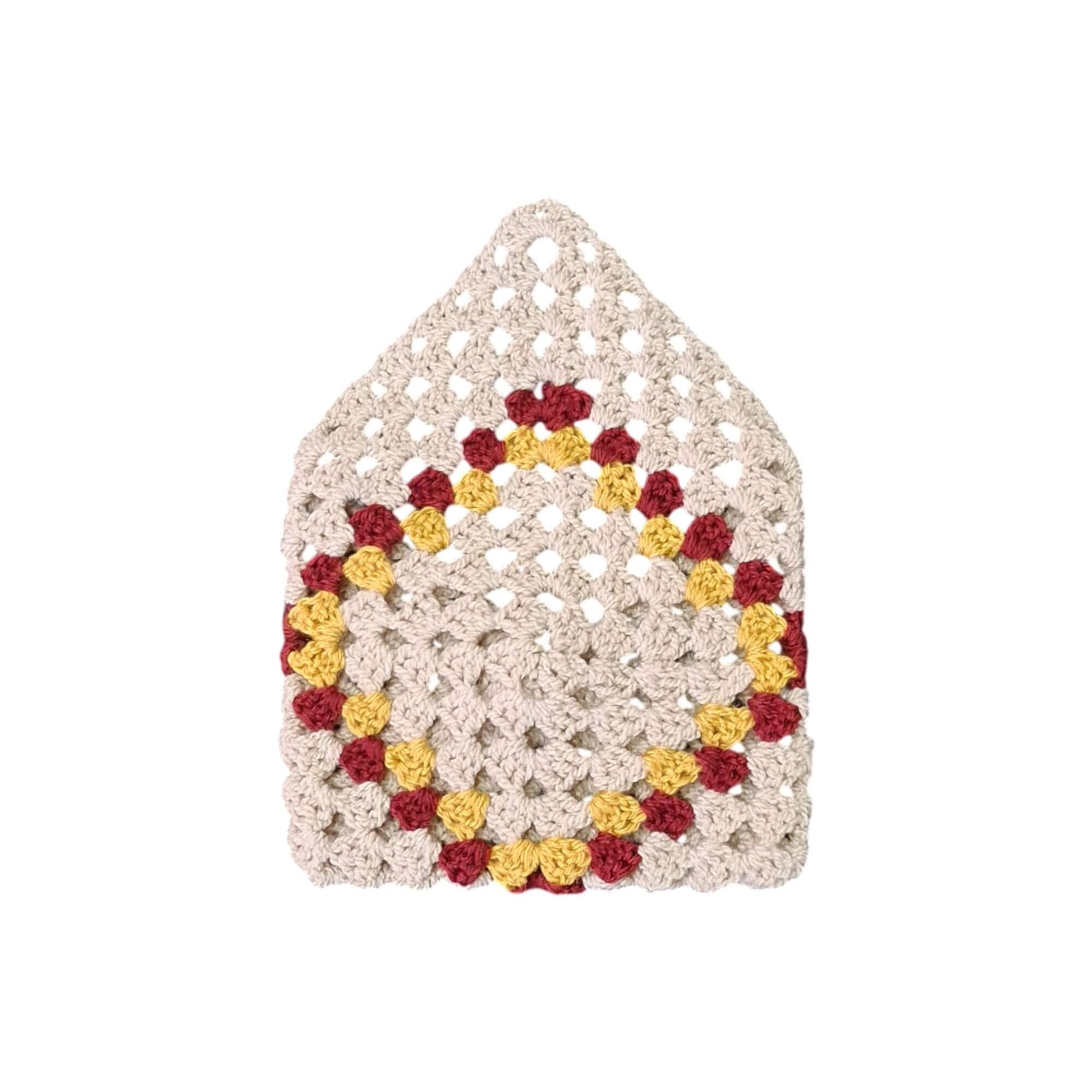 Husă de carte croșetată cu model romb, crem, galben și roșu burgund, unicat și handmade, ideală ca cadou original pentru cititori și colecționari de semne și accesorii de lectură în România.