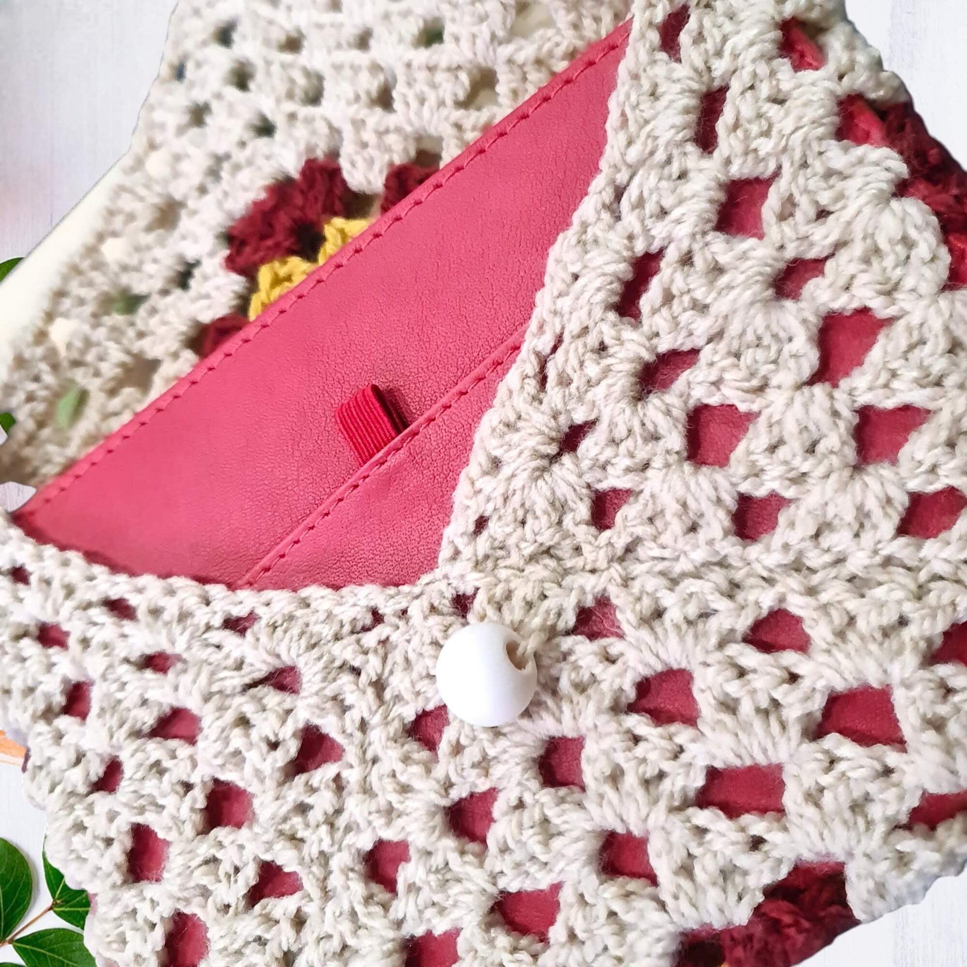 Husă de carte croșetată unicat, handmade, cu model romb în culori crem, galben și roșu burgund, perfectă pentru protejarea cărților și iubitorii de lectură pasionați din România.