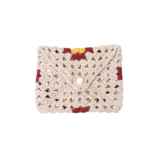 Husă de carte croșetată cu model romb în culori crem, galben și roșu burgund, handmade și unicat, ideală pentru protejarea cărților și iubitorii de lectură din România.