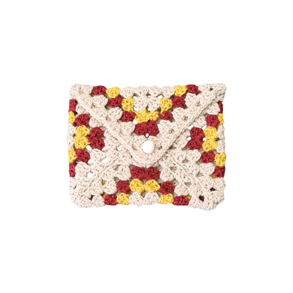 Husă de carte croșetată handmade cu model triunghiuri, în culori crem, roșu burgund și galben, unicat, ideală pentru protejarea cărților și iubitorii de lectură din România.