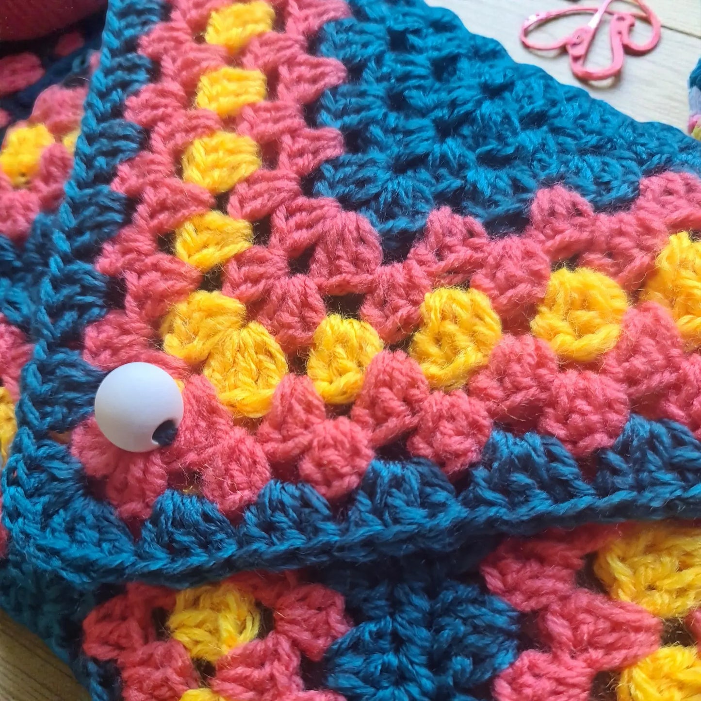 Husă croșetată manual, design colorat și exclusiv, perfectă pentru carte, agendă sau tabletă