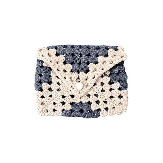 Husă de carte croșetată unicat, crem, handmade, ideală pentru protejarea cărților și iubitorii de lectură din România.