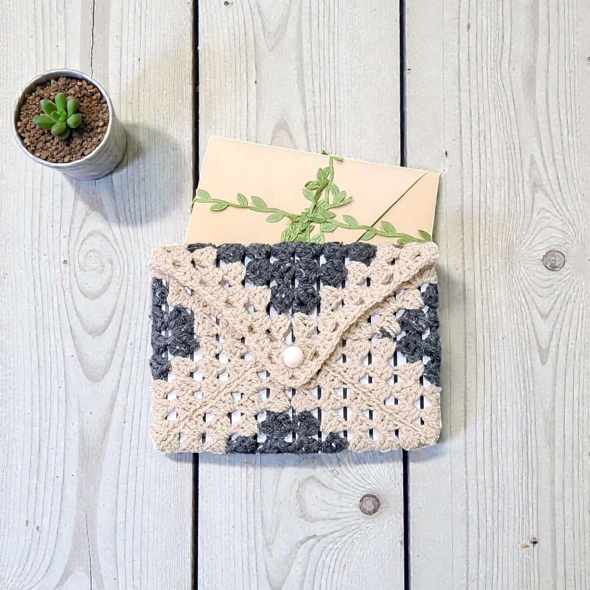 accesoriu handmade gri-crem pentru protecția cărților și agendelor