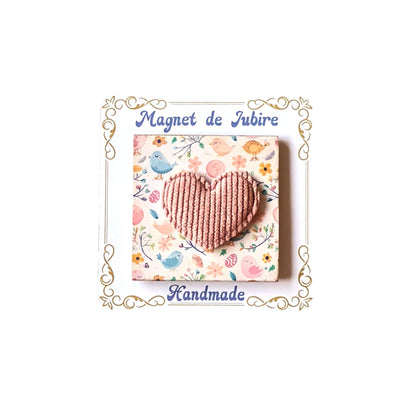 magnet personalizat cu inima din material textil, roz pal, 3d, pe fundal floral pastel