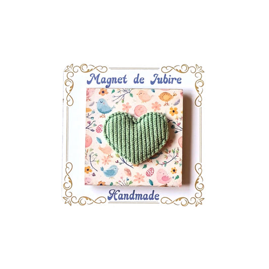 magnet personalizat pe fundal floral, cu inima verde pal din material textil, 3d