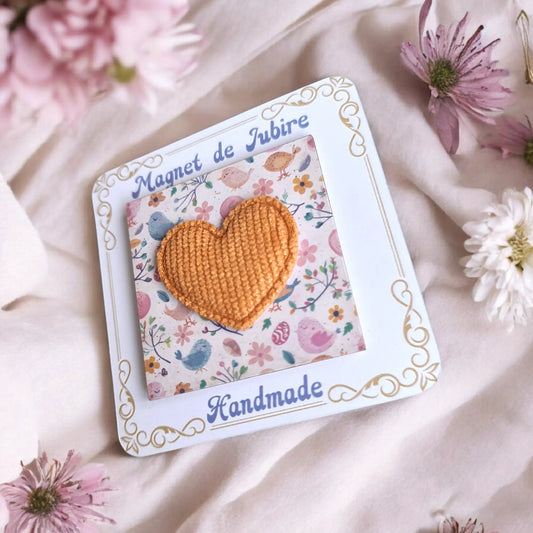 Detaliu magnet lemn 5x5cm cu inimioară portocalie aplicată manual, textura 3D vizibilă