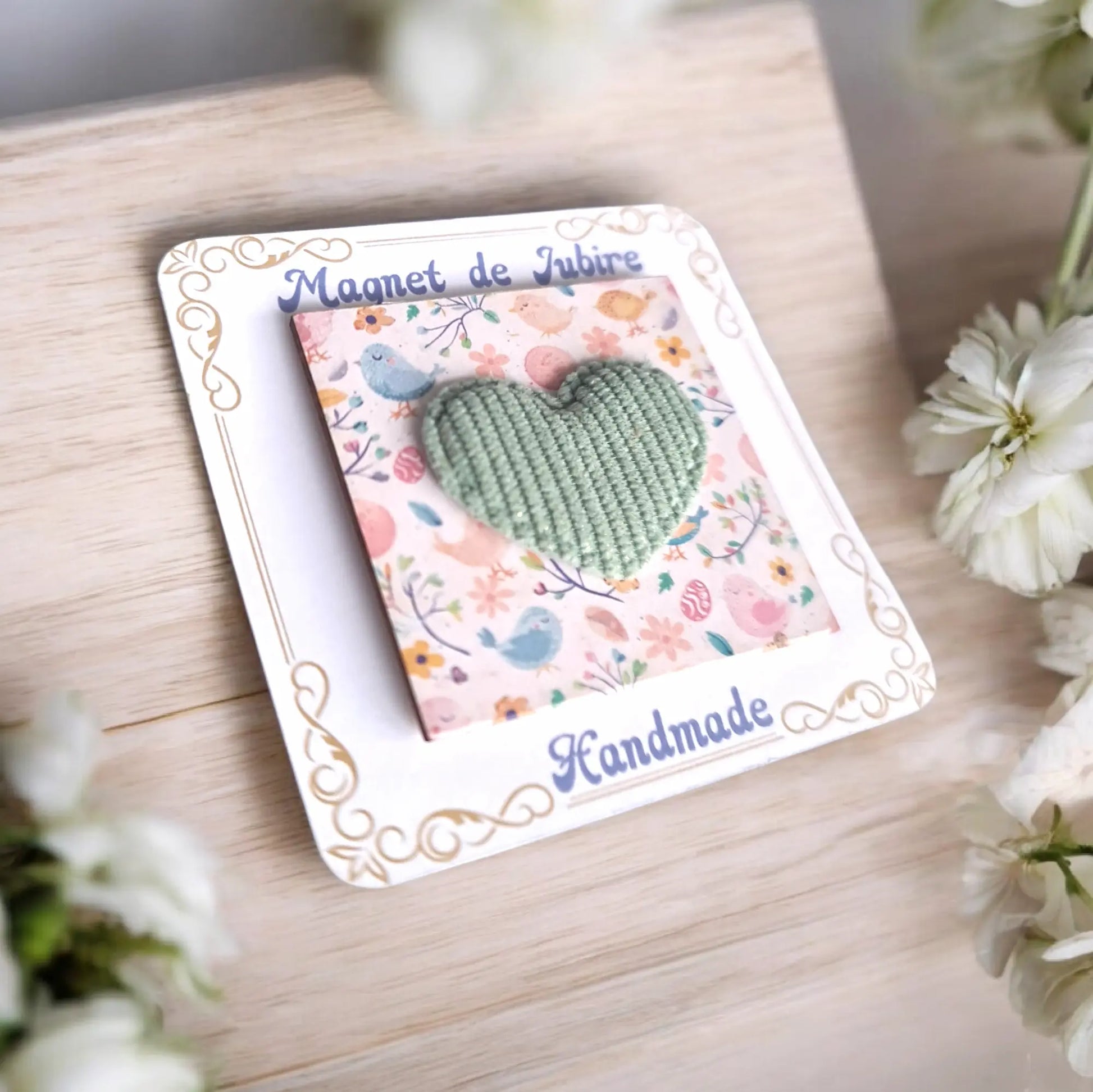 Magnet decorativ din lemn 5x5cm cu inimioară verde deschis, handmade, ideal pentru birou sau frigider