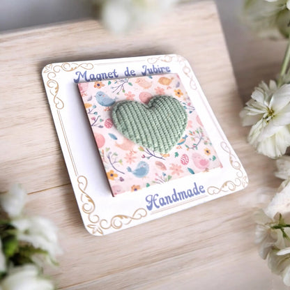 Magnet decorativ din lemn 5x5cm cu inimioară verde deschis, handmade, ideal pentru birou sau frigider