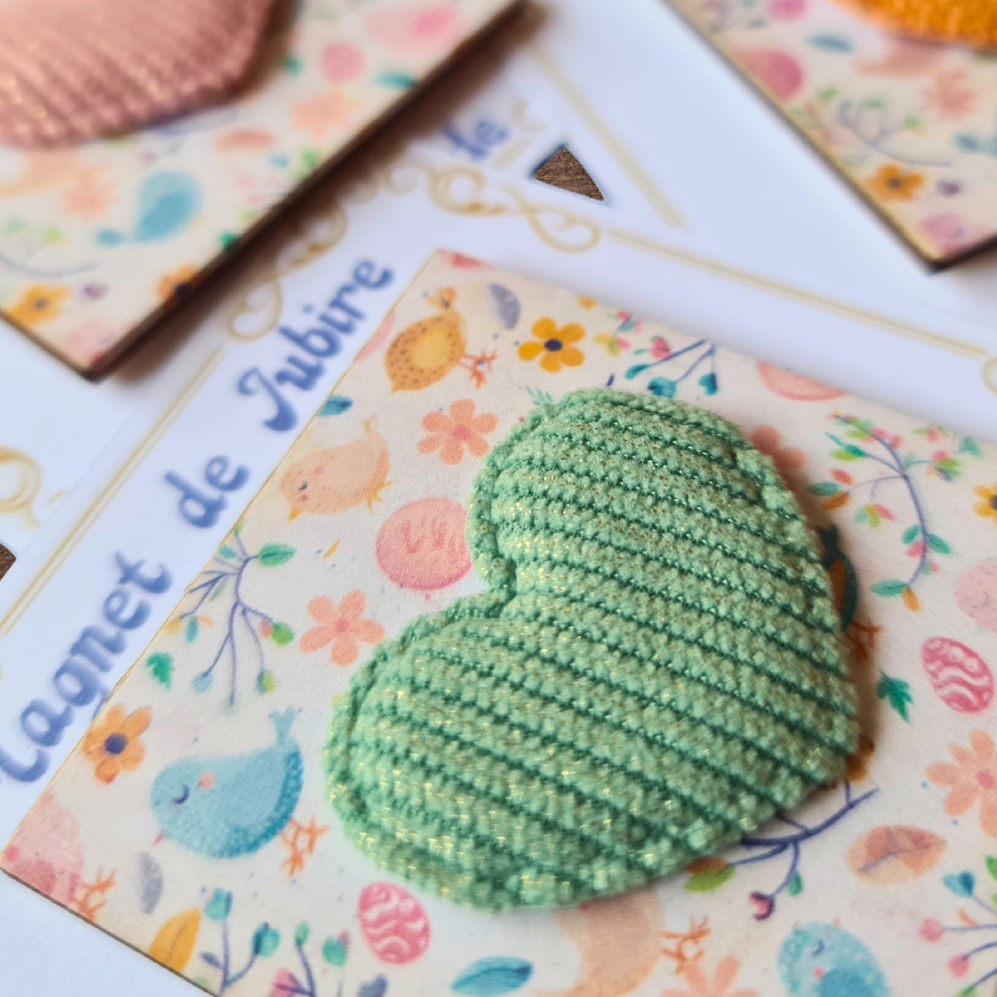 detaliu magnet personalizat cu inima verde 3d, din material textil