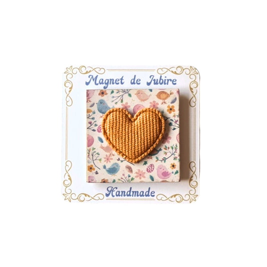 Magnet decorativ din lemn 5x5cm cu inimioară portocalie, handmade, ideal pentru birou sau frigider