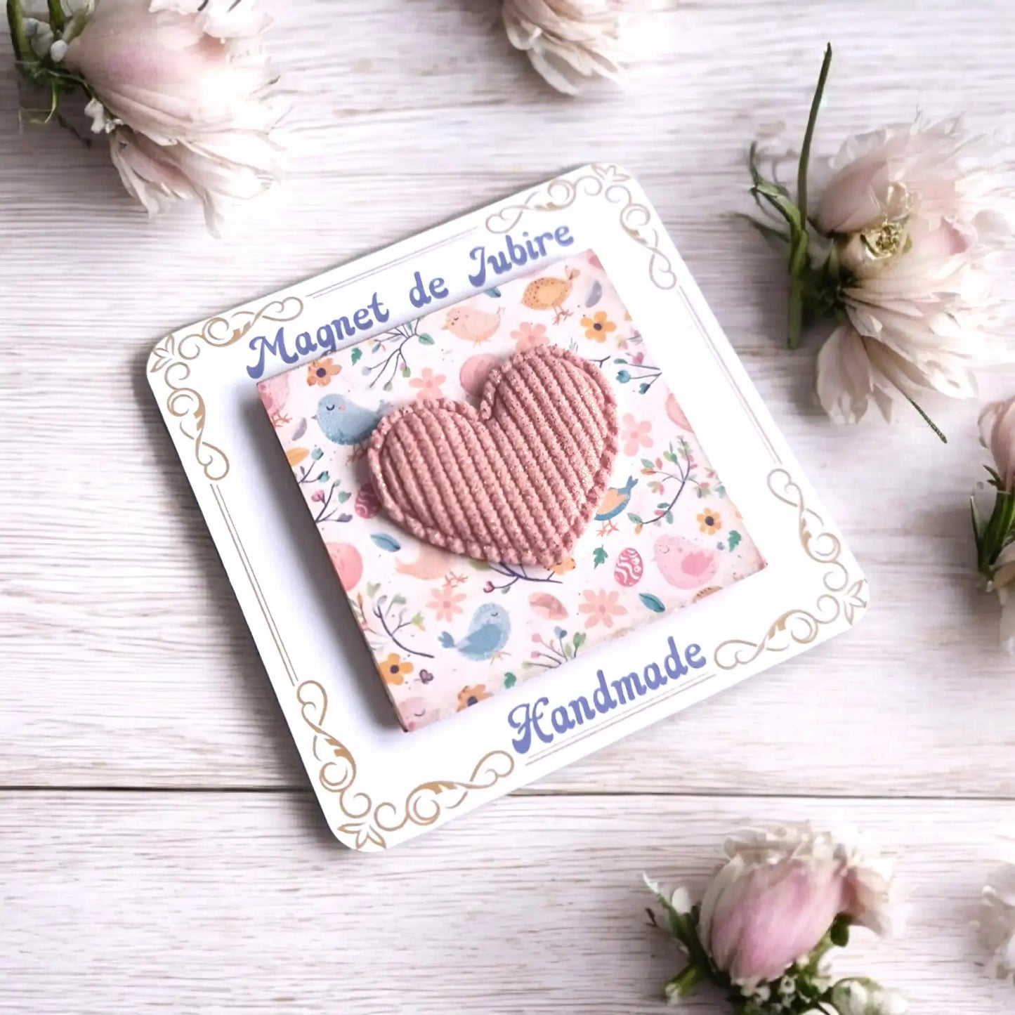 Detaliu magnet lemn 5x5cm cu inimioară roz pastel aplicată manual, textura 3D vizibilă