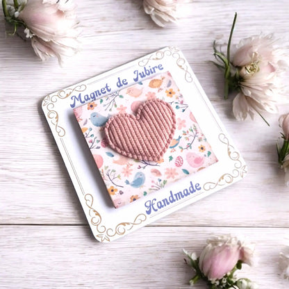 Detaliu magnet lemn 5x5cm cu inimioară roz pastel aplicată manual, textura 3D vizibilă