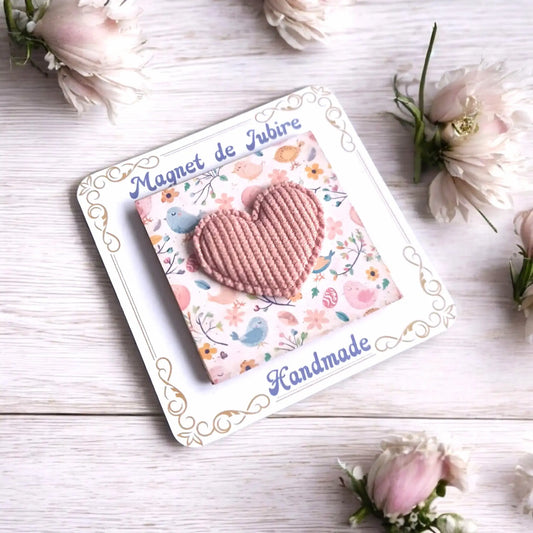 Detaliu magnet lemn 5x5cm cu inimioară roz pastel aplicată manual, textura 3D vizibilă