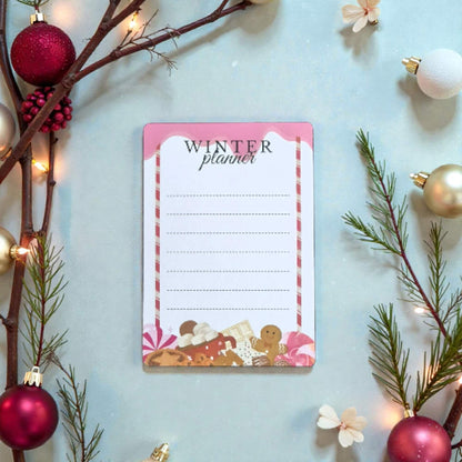 planner magnetic de iarna model dulciuri de Craciun, fotografiat pe decor de sarbatori