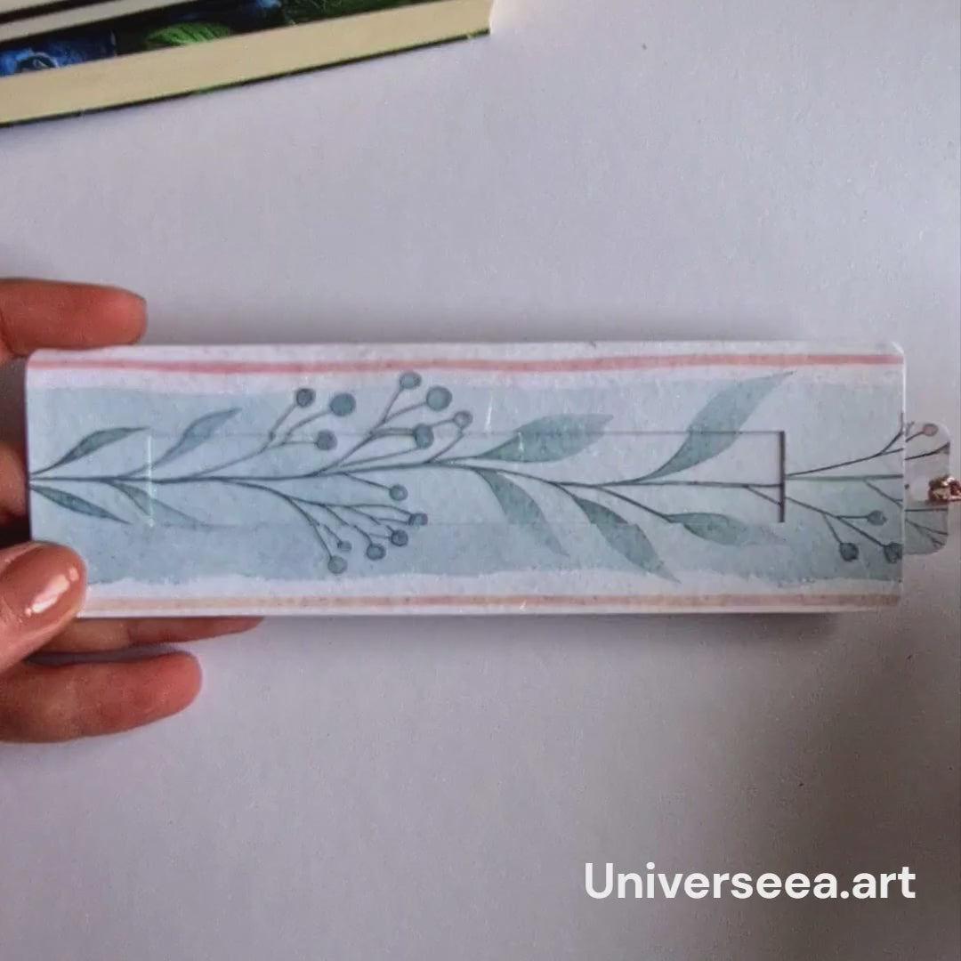 semn de carte cu flori bleu pastel realizat manual, ideal pentru cadou