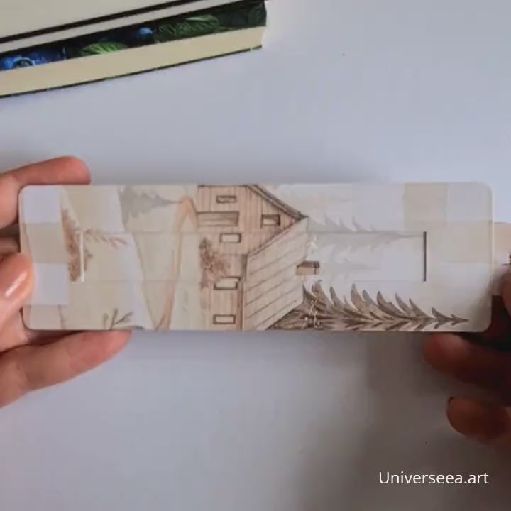 Semn de carte personalizat cu peisaj montan, culori pământii, cabană și brazi
