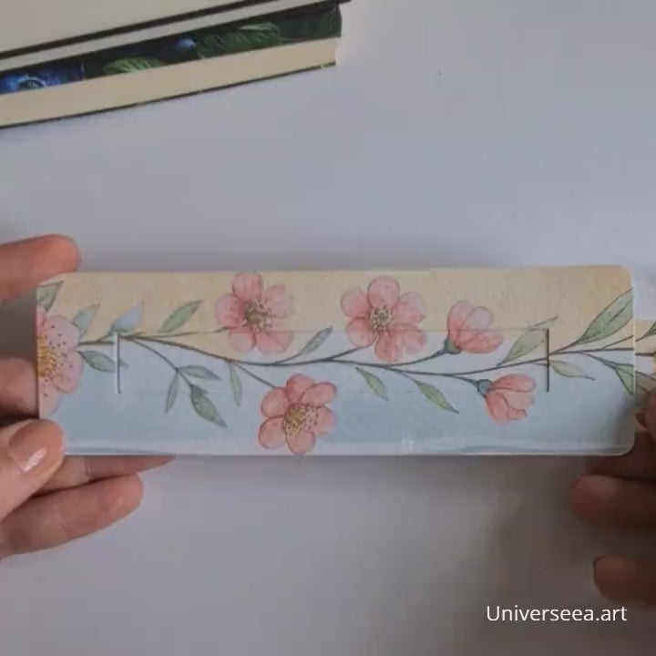 Semn de carte cu flori pastel roz și bleu, personalizat, cadou elegant handmade pentru femei