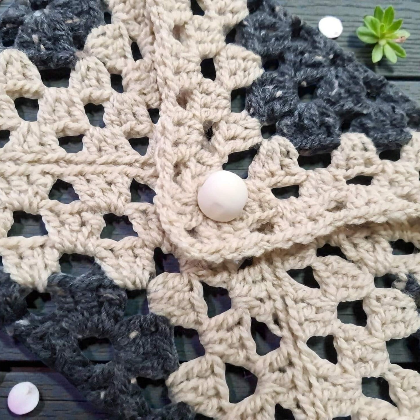husa croșetată manual, model unicat, în nuanțe gri și crem